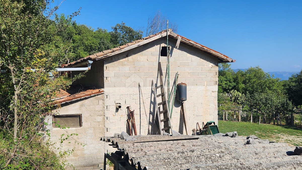 ISTRA, LABIN - Hiša na samem s pomožnimi objekti in pogledom na morje