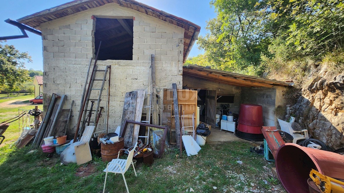 ISTRA, LABIN - Hiša na samem s pomožnimi objekti in pogledom na morje