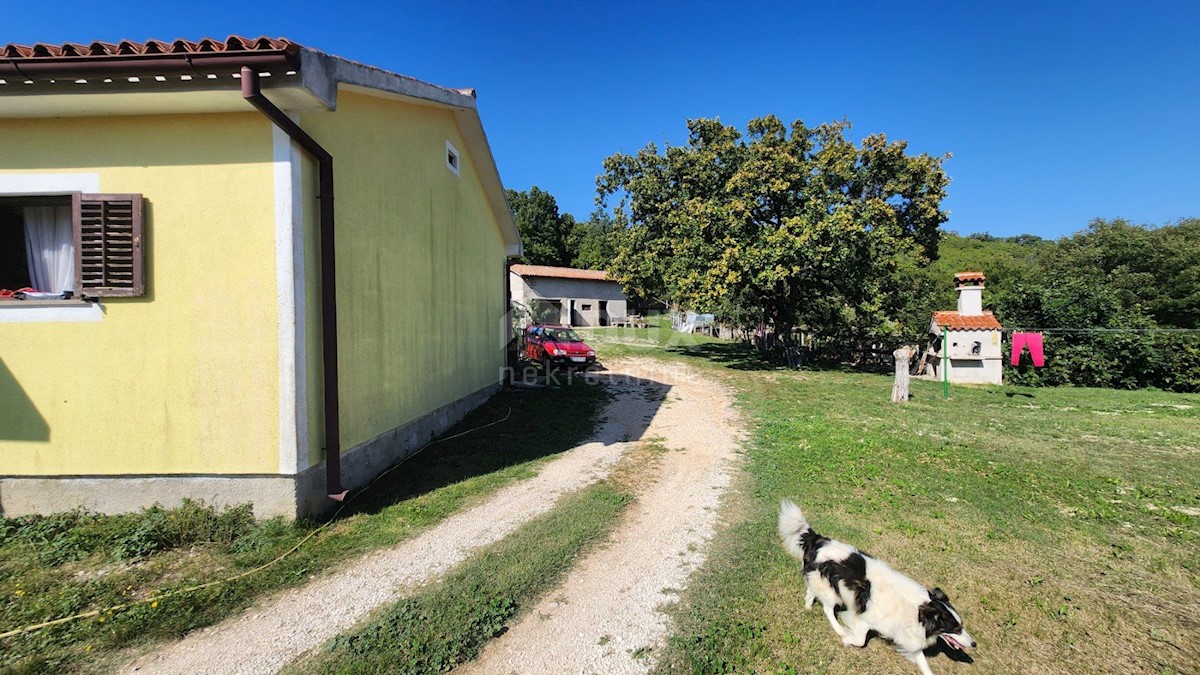 ISTRA, LABIN - Hiša na samem s pomožnimi objekti in pogledom na morje