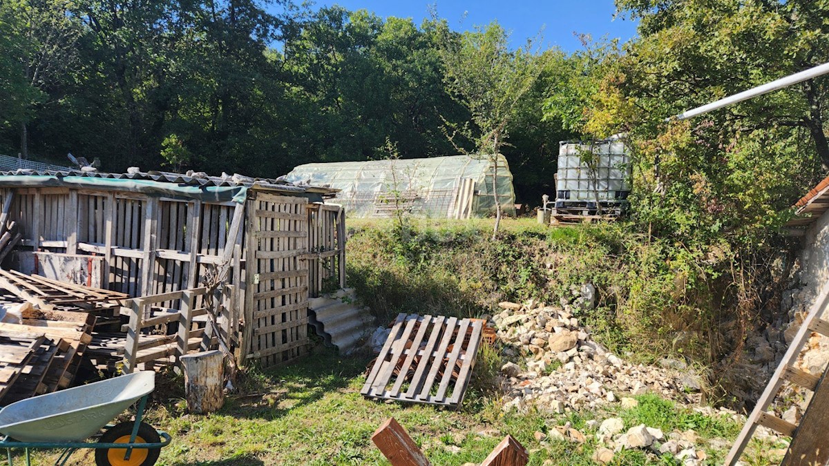 ISTRA, LABIN - Hiša na samem s pomožnimi objekti in pogledom na morje