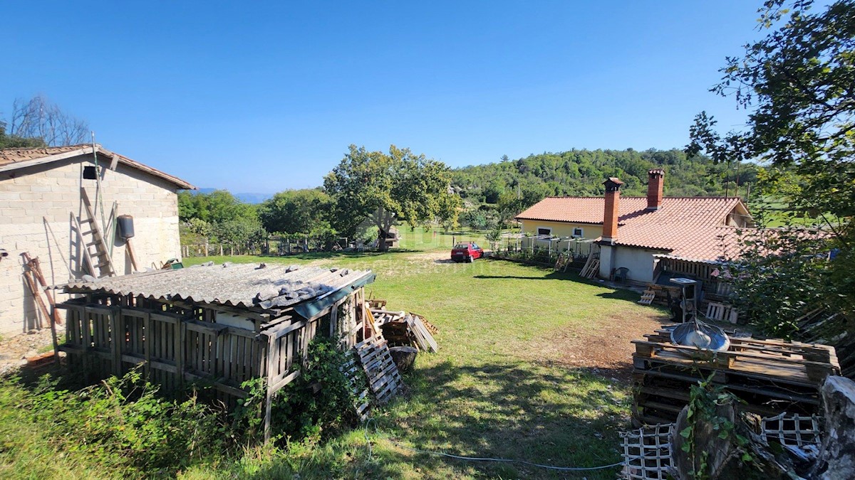 ISTRA, LABIN - Hiša na samem s pomožnimi objekti in pogledom na morje