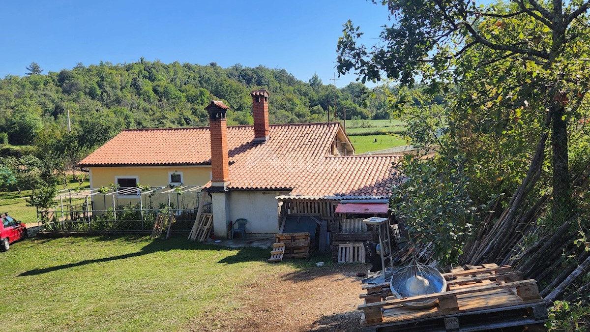 ISTRA, LABIN - Hiša na samem s pomožnimi objekti in pogledom na morje