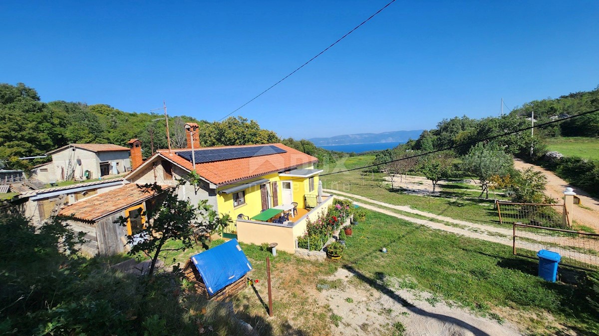 ISTRA, LABIN - Hiša na samem s pomožnimi objekti in pogledom na morje