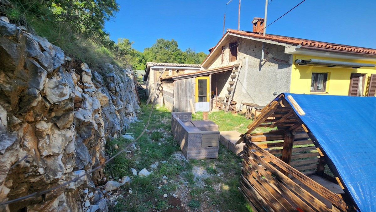 ISTRA, LABIN - Hiša na samem s pomožnimi objekti in pogledom na morje