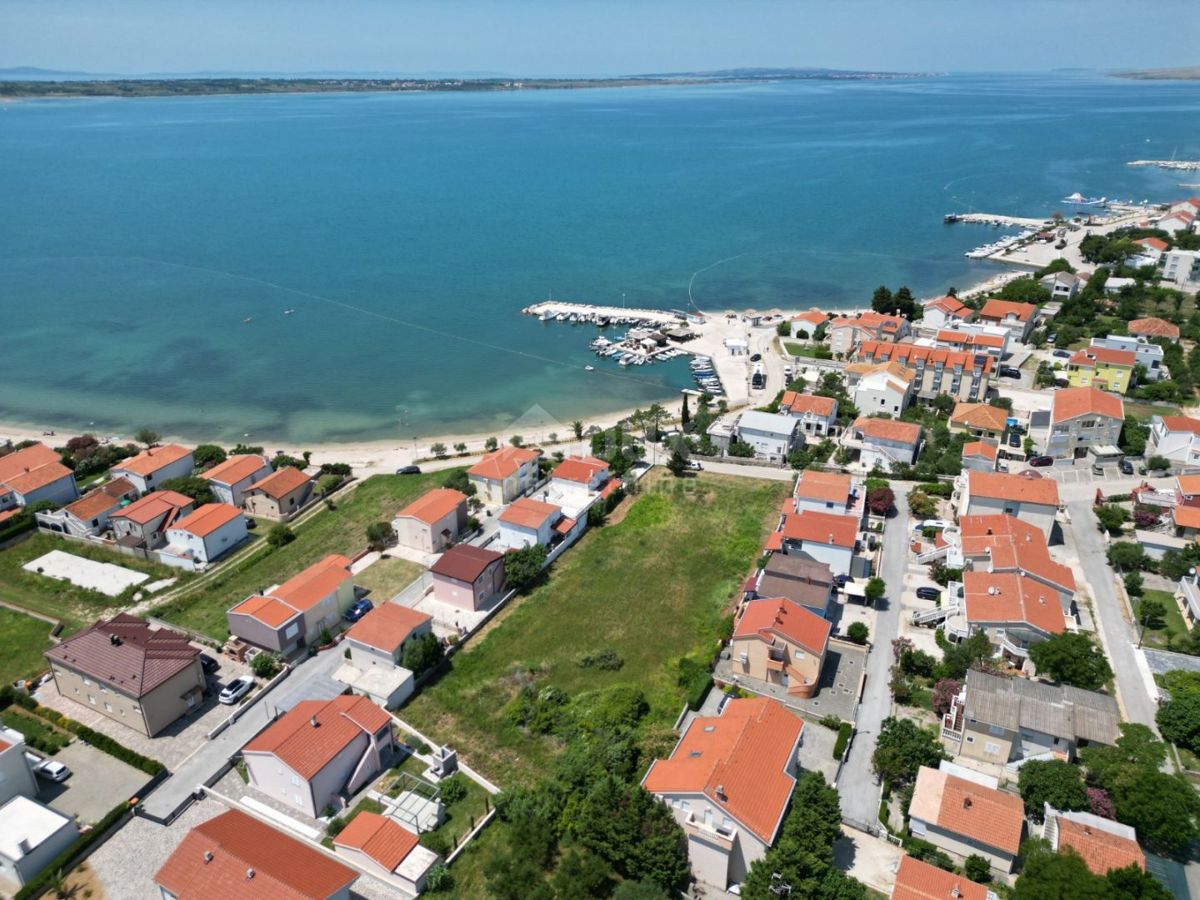 ZADAR, VRSI - Gradbeno zemljišče 30m od morja