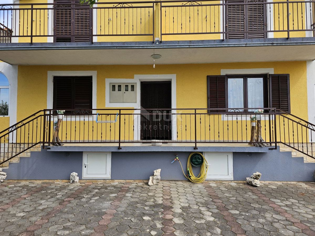OTOK KRK, MALINSKA (okolica) - Hiša s 4 apartmaji in urejenim vrtom