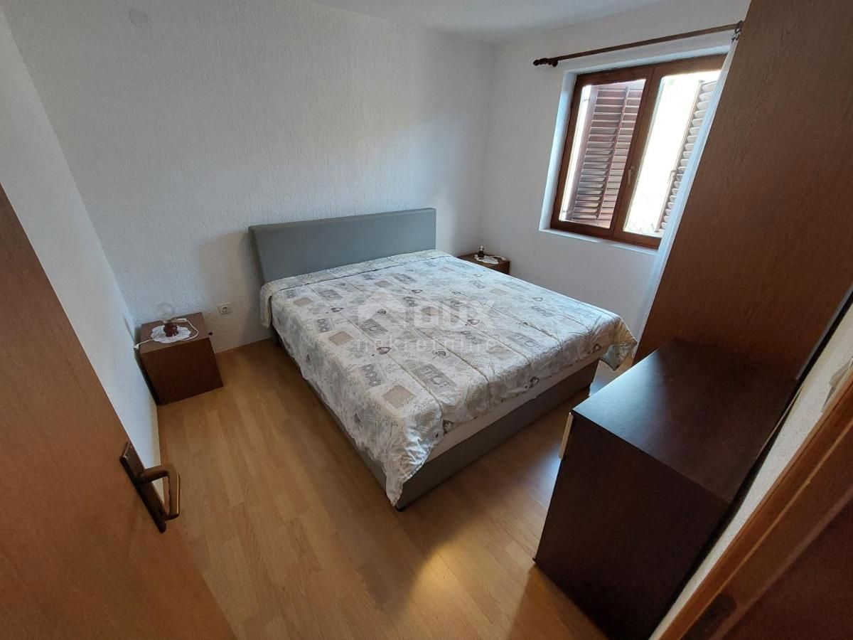 OTOK KRK, MALINSKA (okolica) - Hiša s 4 apartmaji in urejenim vrtom