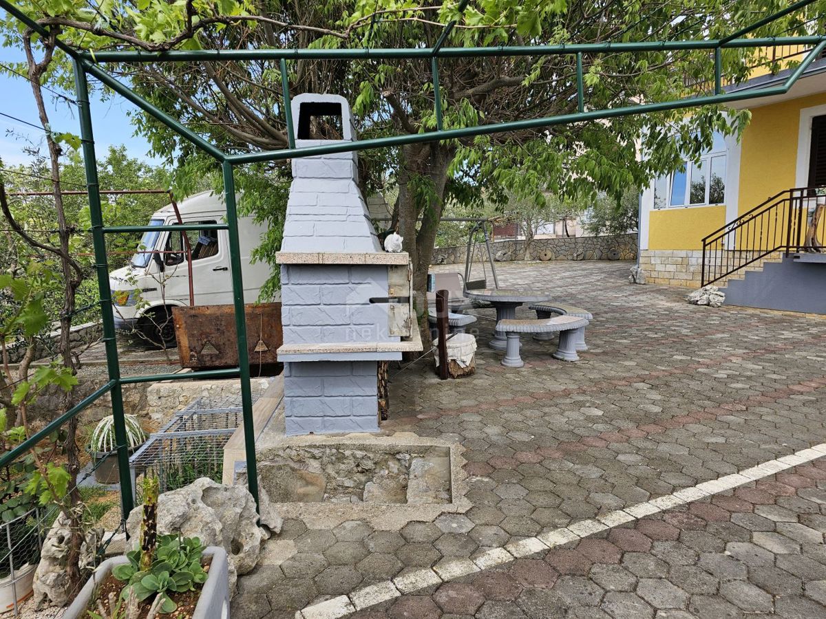 OTOK KRK, MALINSKA (okolica) - Hiša s 4 apartmaji in urejenim vrtom