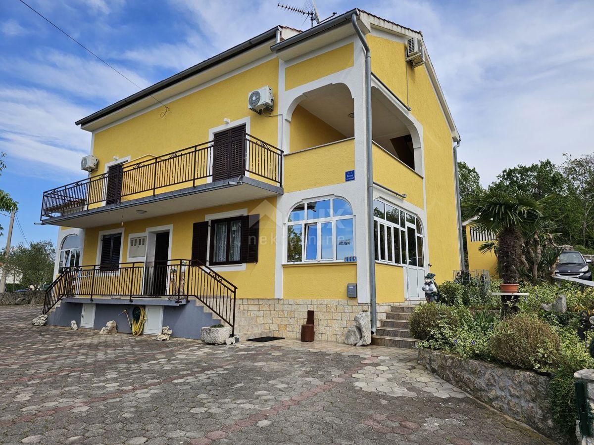 OTOK KRK, MALINSKA (okolica) - Hiša s 4 apartmaji in urejenim vrtom