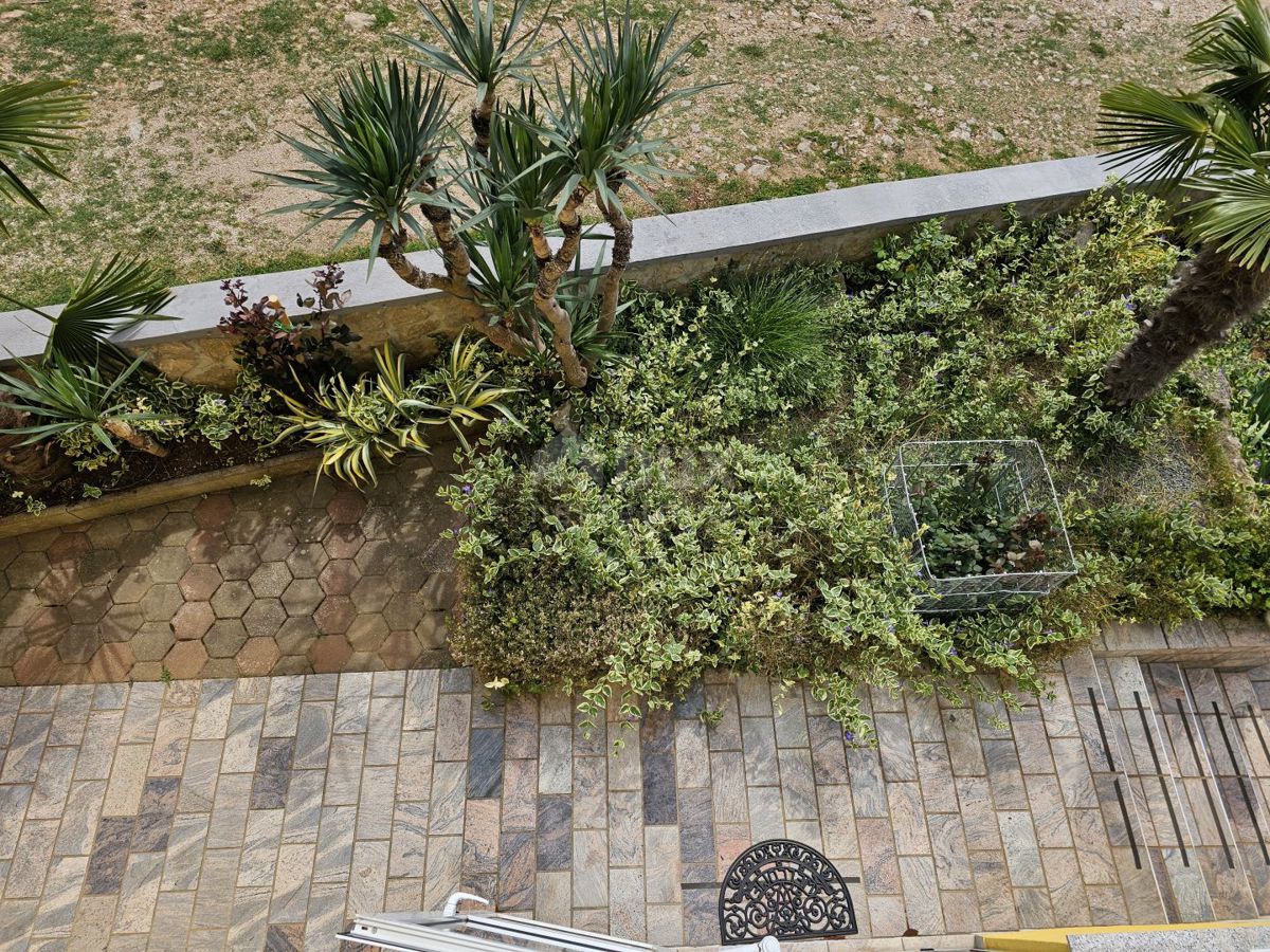 OTOK KRK, MALINSKA (okolica) - Hiša s 4 apartmaji in urejenim vrtom
