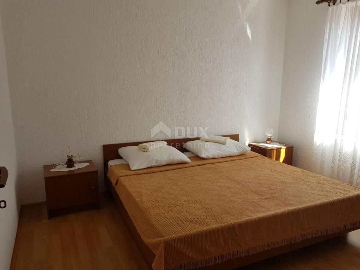 OTOK KRK, MALINSKA (okolica) - Hiša s 4 apartmaji in urejenim vrtom