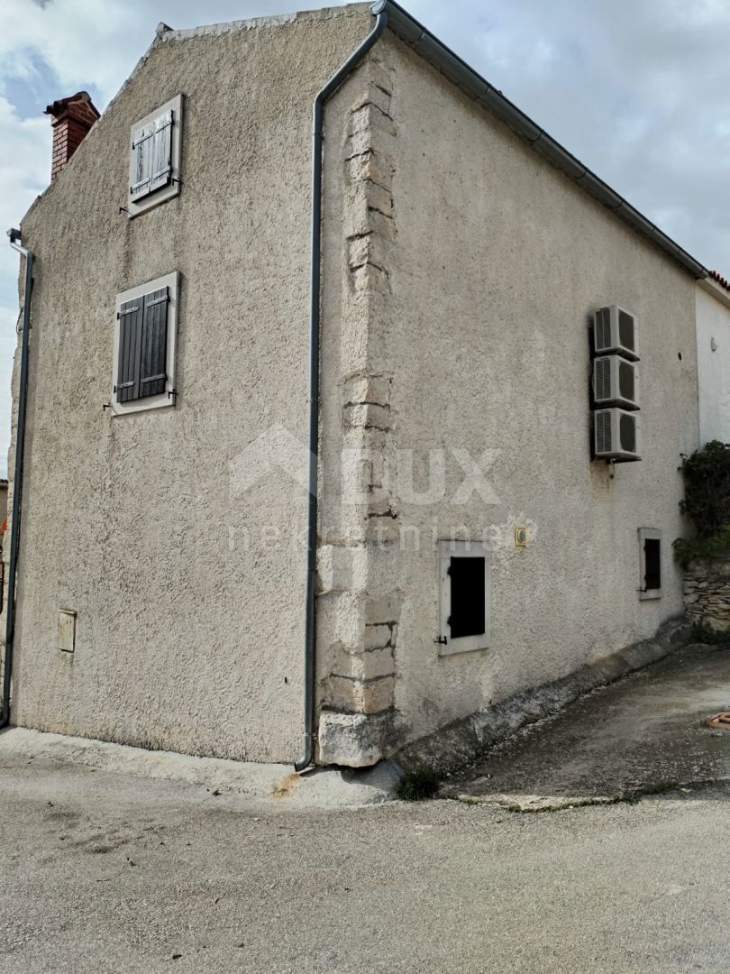 ISTRA, LIŽNJAN - Prenovljeno stanovanje v centru s parkirnim mestom!