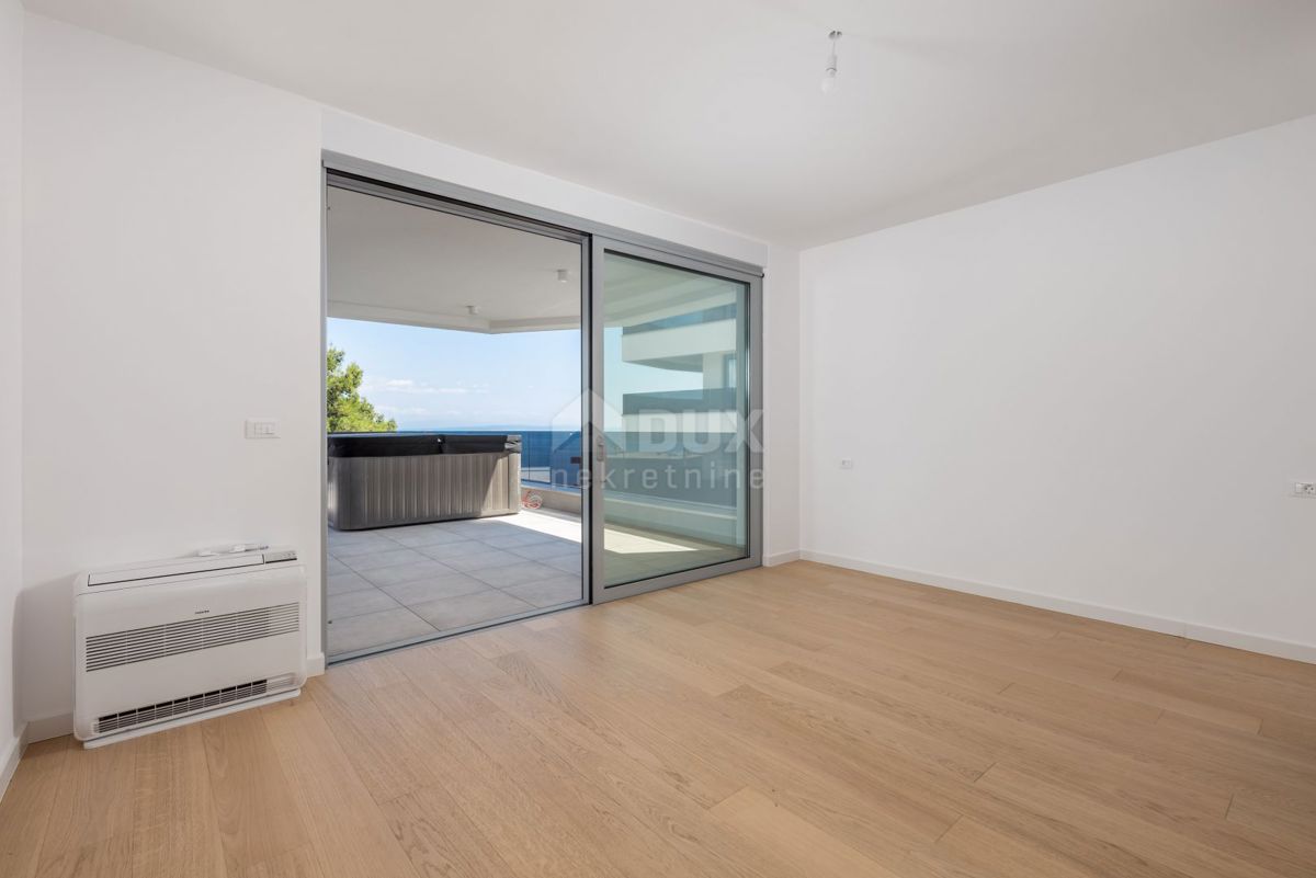 OPATIJA, CENTER - odličen penthouse v novogradnji s pogledom na morje, skupni bazen, garaža 