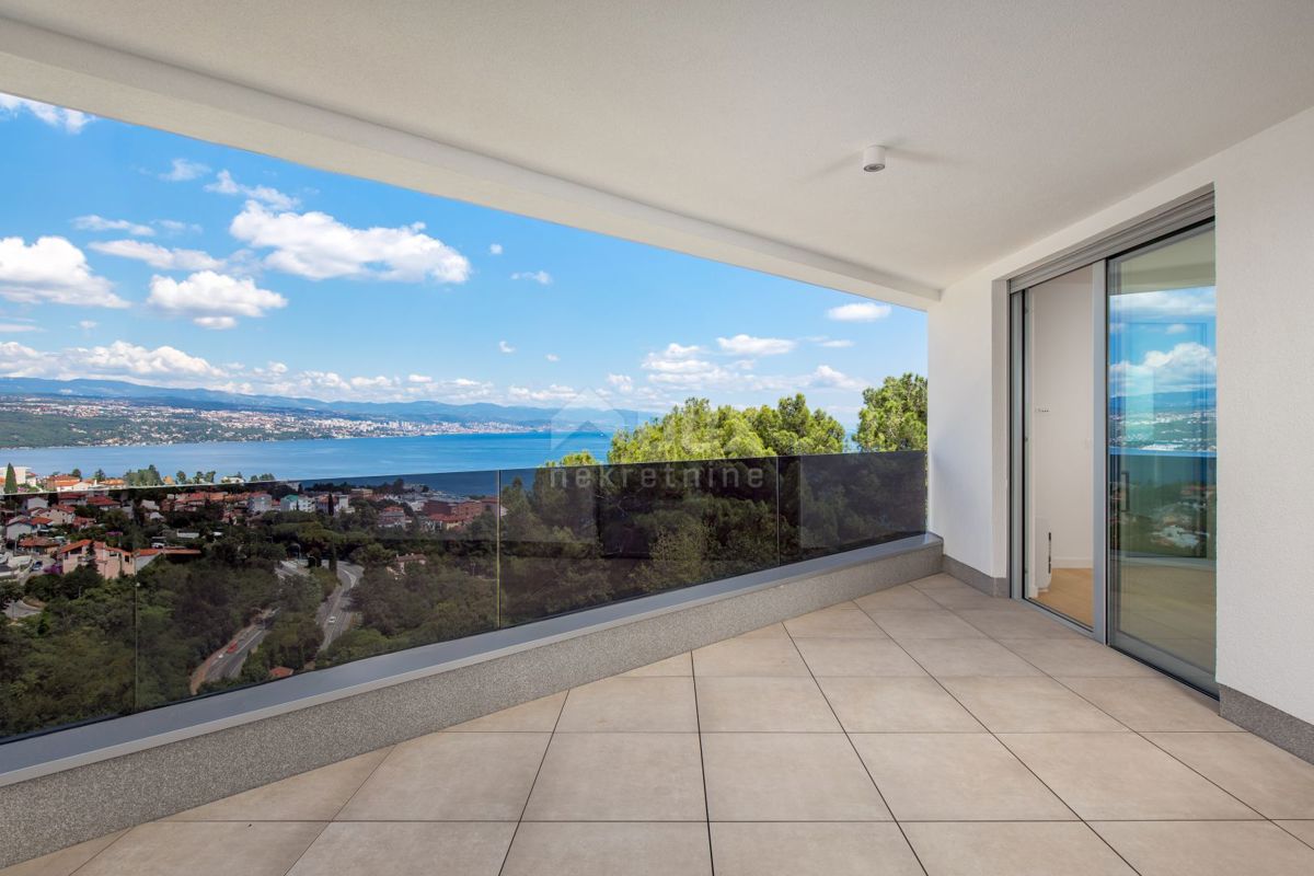 OPATIJA, CENTER - odličen penthouse v novogradnji s pogledom na morje, skupni bazen, garaža 