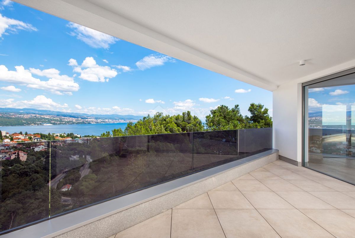 OPATIJA, CENTER - odličen penthouse v novogradnji s pogledom na morje, skupni bazen, garaža 