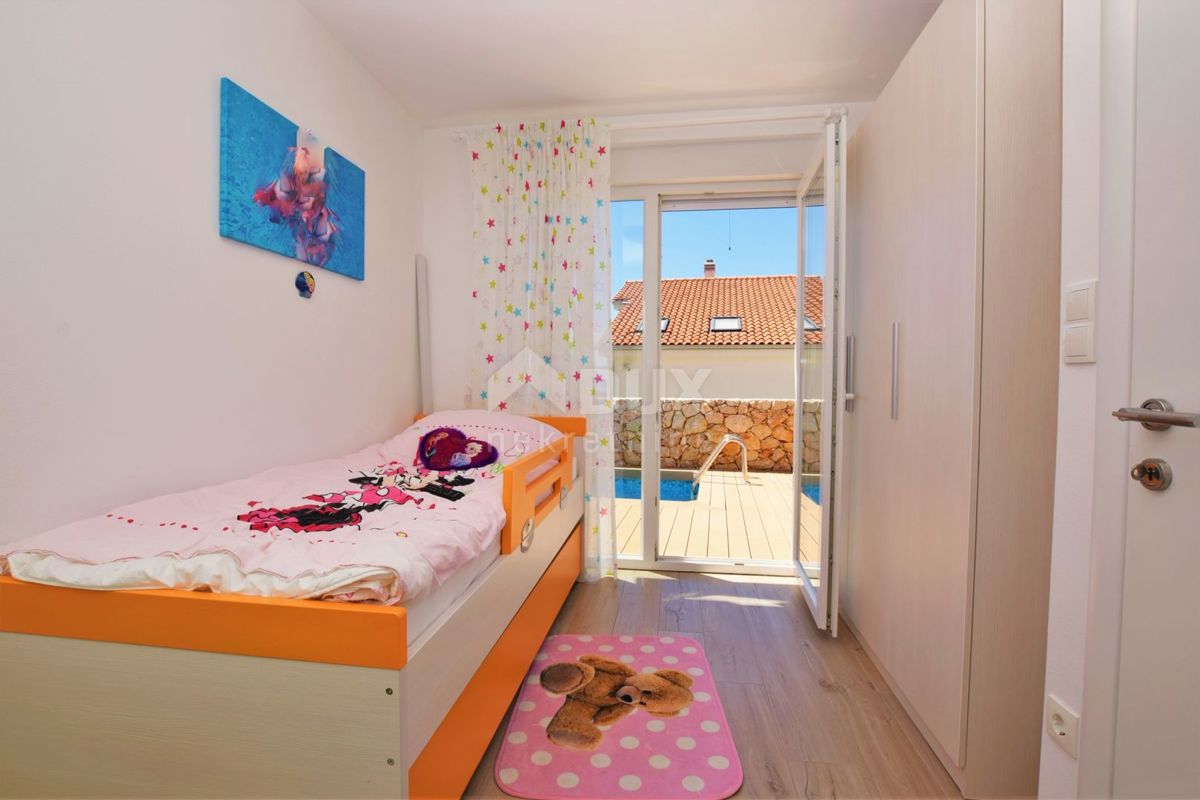 OTOK KRK, NJIVICE - 2-sobni apartma z bazenom in pogledom na morje