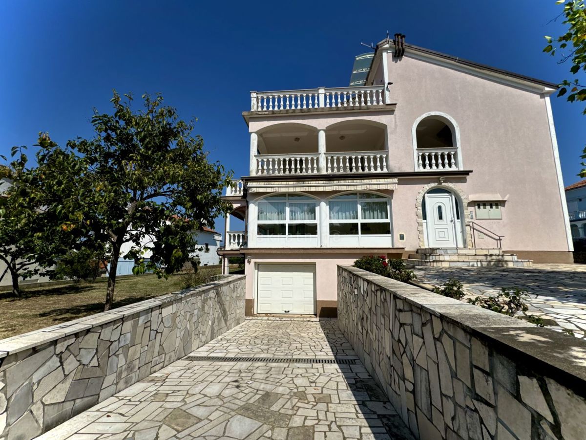 OTOK KRK, MALINSKA - prostorna hiša s tremi apartmaji 600m od morja