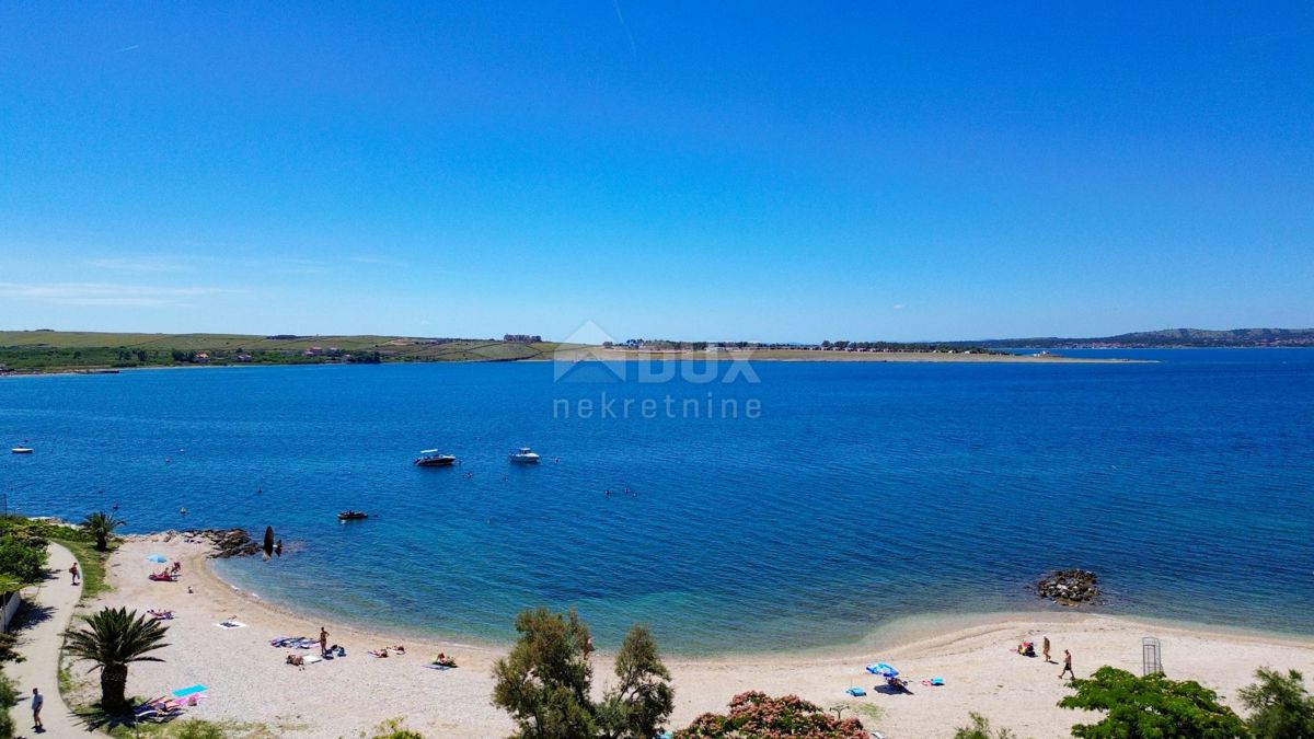 OTOK PAG, POVLJANA - Kvalitetna hiša z dvema apartmajema 50 metrov od plaže