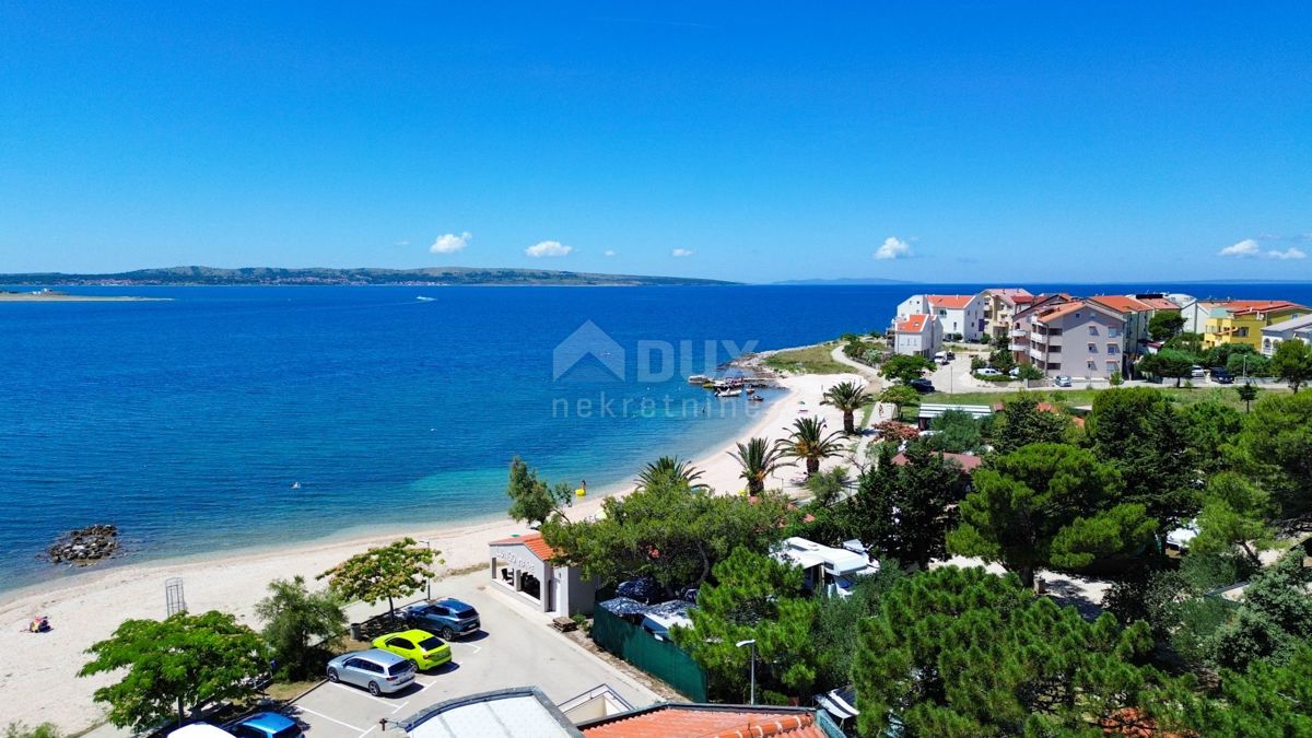 OTOK PAG, POVLJANA - Kvalitetna hiša z dvema apartmajema 50 metrov od plaže