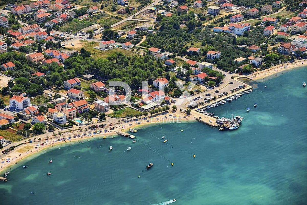 ZADAR, VRSI - Zazidljivo zemljišče ob glavni cesti!