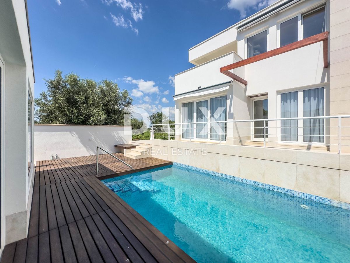 ISTRA, POREČ - Ekskluzivna dizajnerska družinska vila z wellness oazo in ogrevanim bazenom