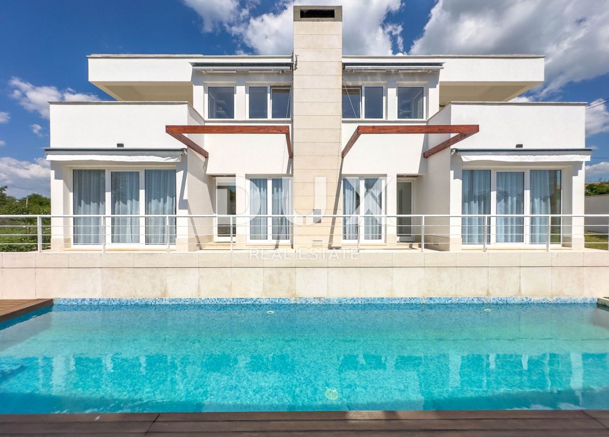 ISTRA, POREČ - Ekskluzivna dizajnerska družinska vila z wellness oazo in ogrevanim bazenom