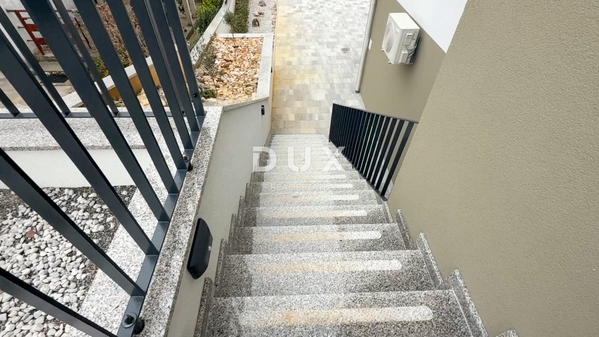 CRIKVENICA, DRAMALJ - Dvoetažno stanovanje z bazenom v novogradnji le 300 metrov od morja!