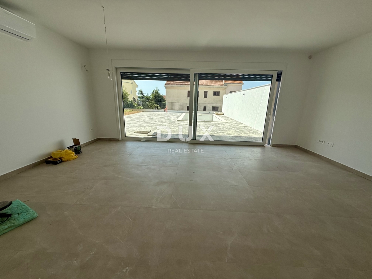 CRIKVENICA, DRAMALJ - Dvoetažno stanovanje z bazenom v novogradnji le 300 metrov od morja!