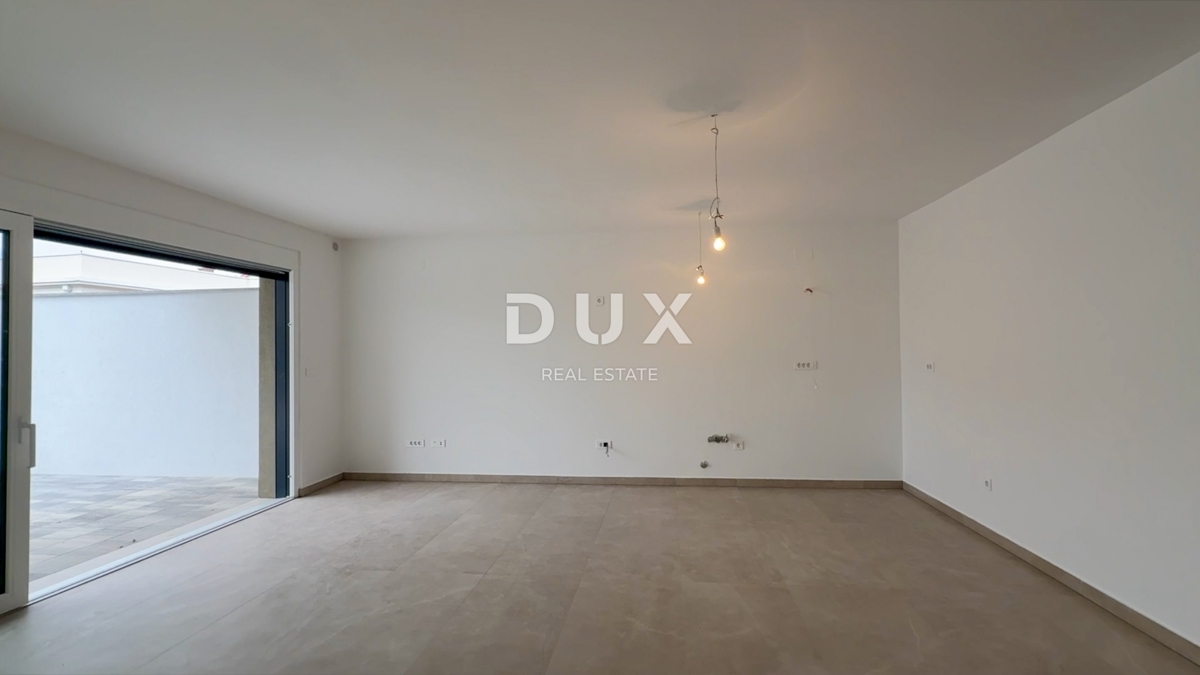 CRIKVENICA, DRAMALJ - Dvoetažno stanovanje z bazenom v novogradnji le 300 metrov od morja!