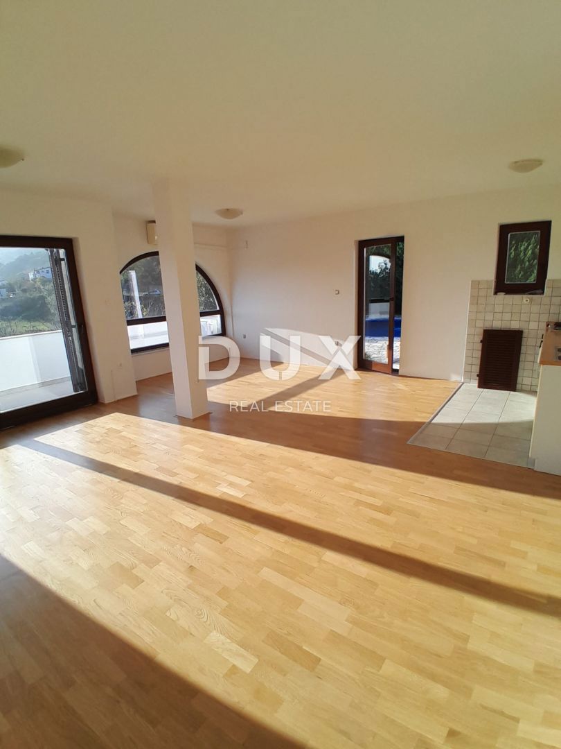OTOK KRK, BAŠKA - Prostoren apartma 800m od morja