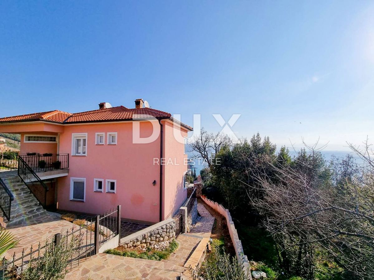 OPATIJA, CENTER - atraktivno stanovanje s pogledom na morje, vrtom in zasebnim vhodom