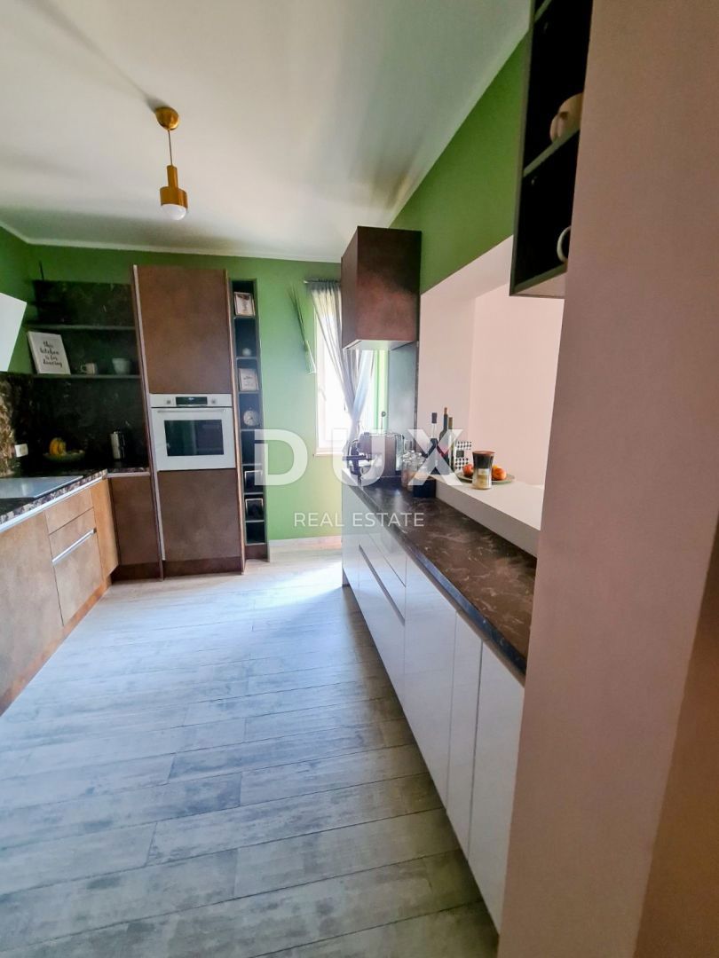 OPATIJA, CENTER - atraktivno stanovanje s pogledom na morje, vrtom in zasebnim vhodom