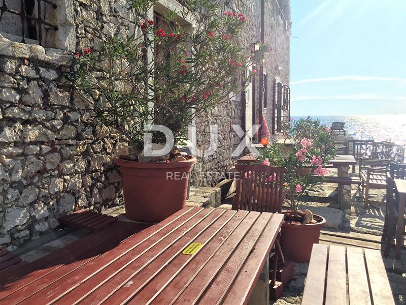 ISTRA, ROVINJ - Stanovanje z 1 spalnico in 1 kopalnico v prvi vrsti ob morju z zasebno plažo