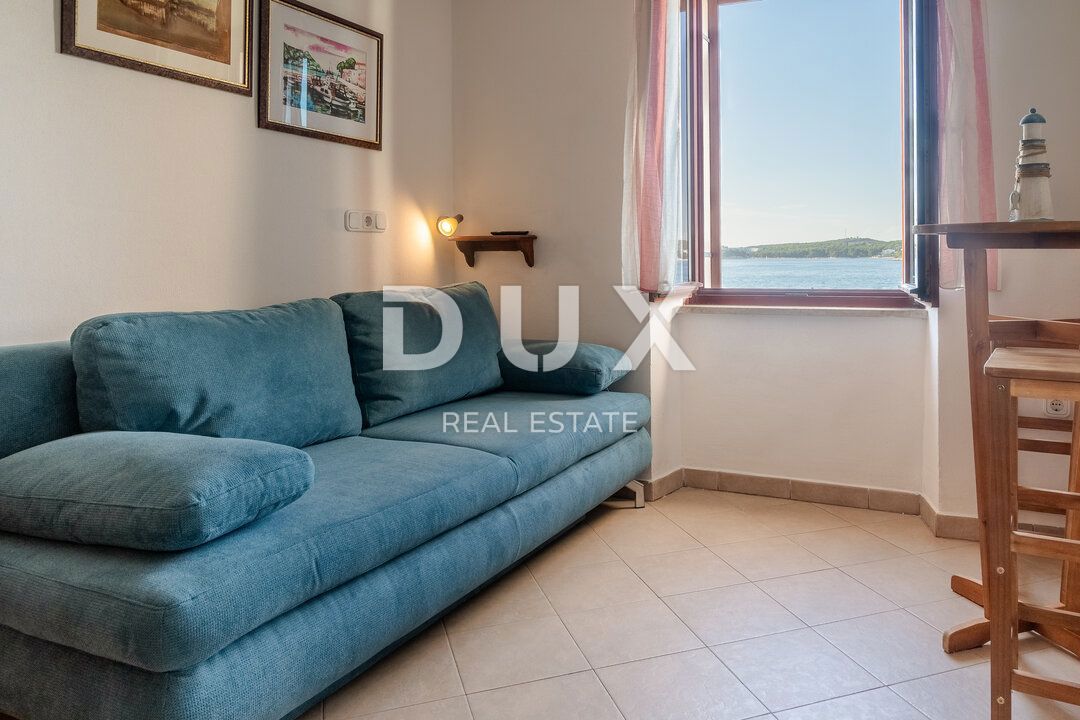 ISTRA, ROVINJ - Stanovanje z 1 spalnico in 1 kopalnico v prvi vrsti ob morju z zasebno plažo