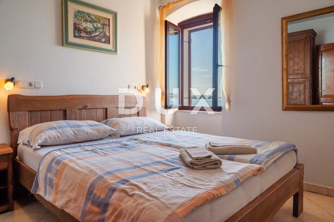 ISTRA, ROVINJ - Stanovanje z 1 spalnico in 1 kopalnico v prvi vrsti ob morju z zasebno plažo