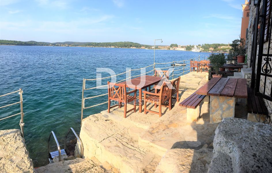 ISTRA, ROVINJ - Stanovanje z 1 spalnico in 1 kopalnico v prvi vrsti ob morju z zasebno plažo
