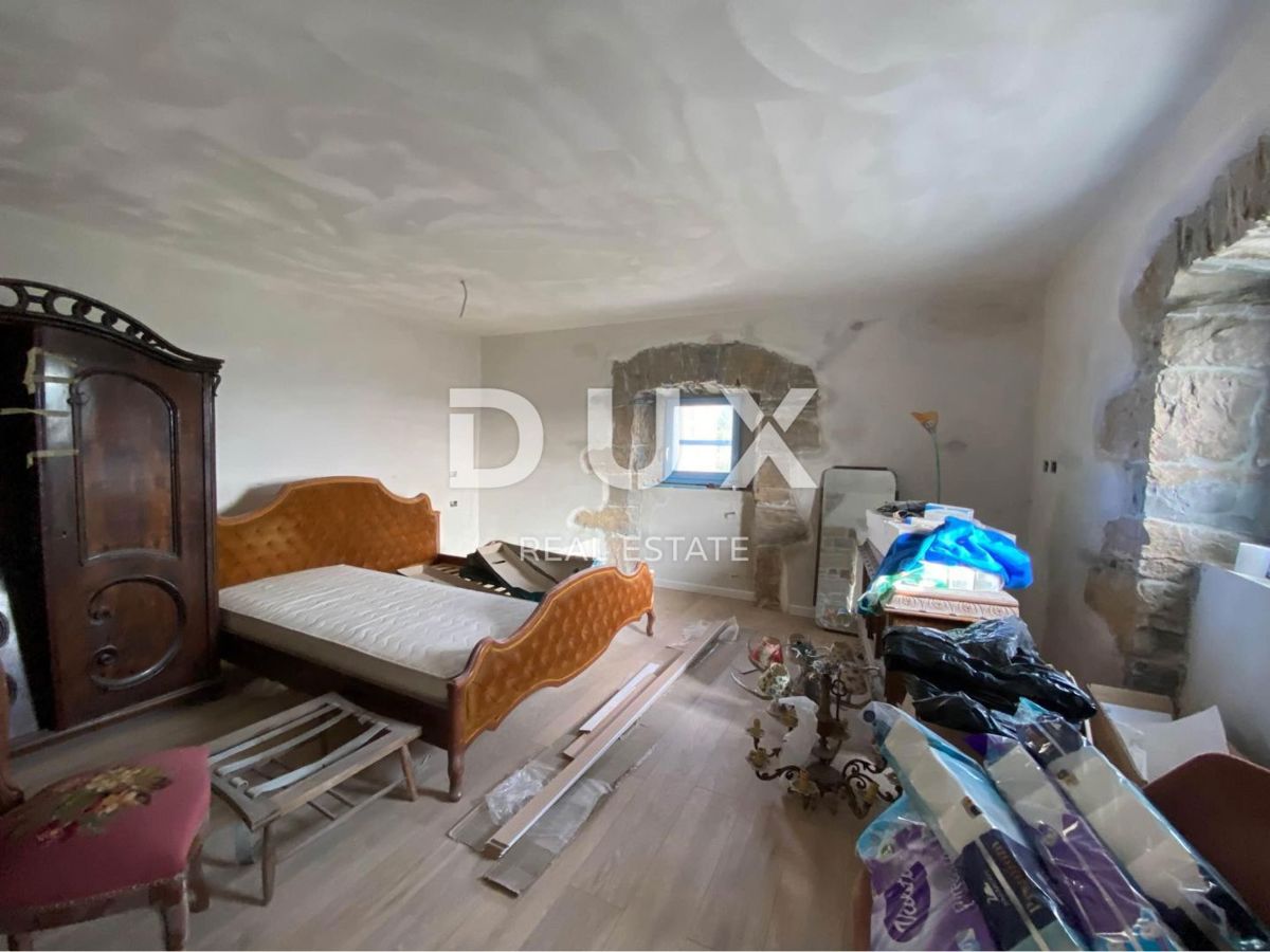 ISTRA, DRAGUĆ - dve hiši + 3.265 m2 gradbenega zemljišča s 6 načrtovanimi hišami! PRILOŽNOST!