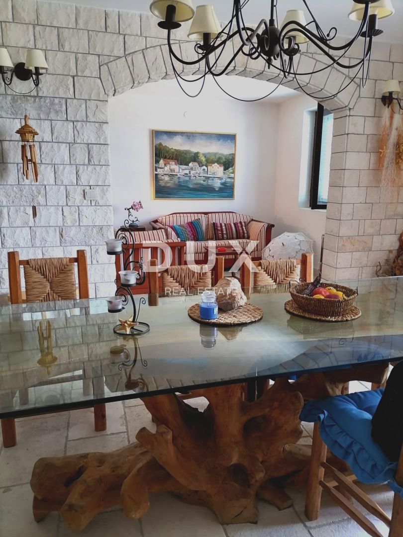 OTOK ŠOLTA - Čudovita kamnita hiša s pogledom na morje