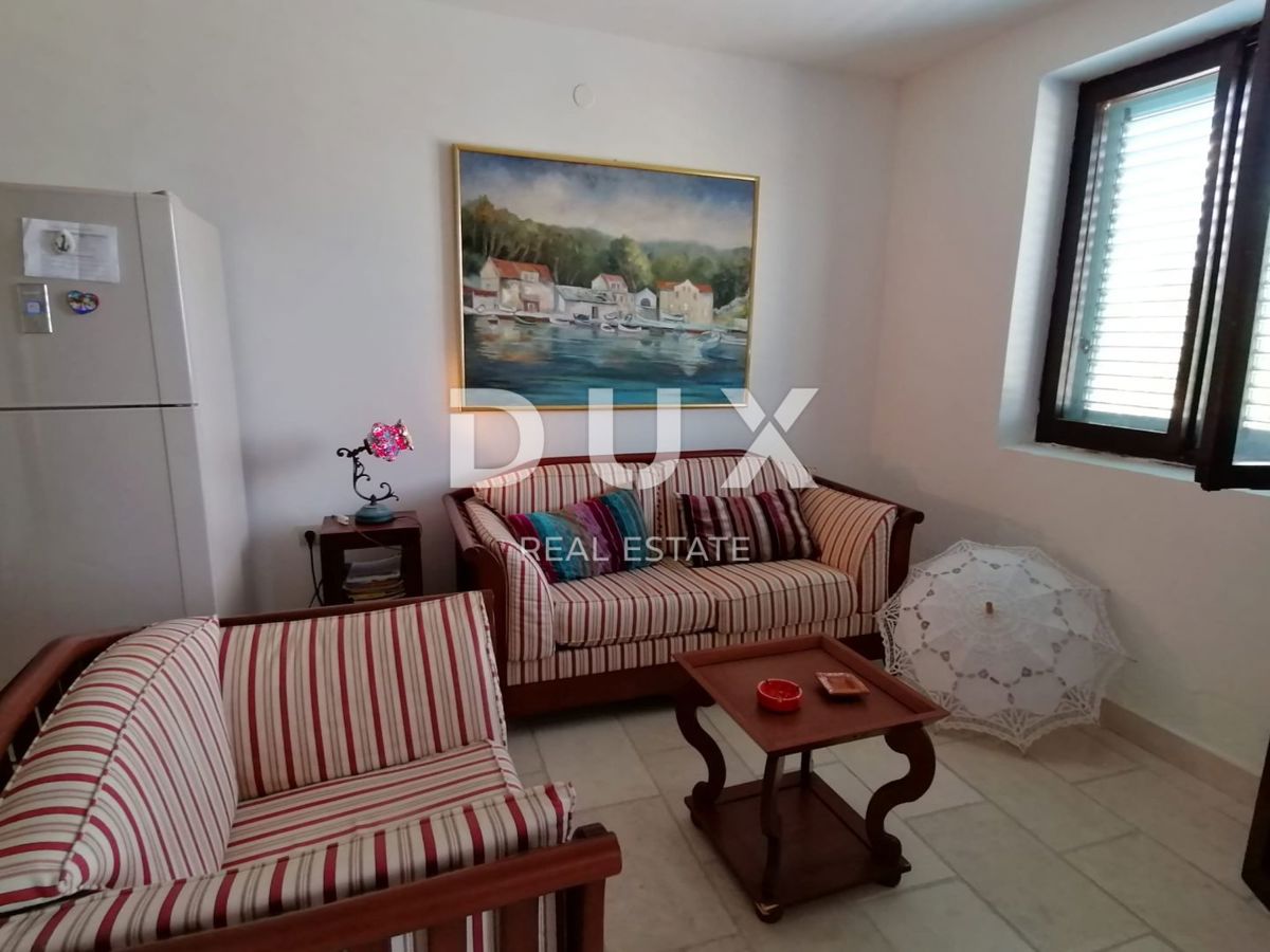 OTOK ŠOLTA - Čudovita kamnita hiša s pogledom na morje