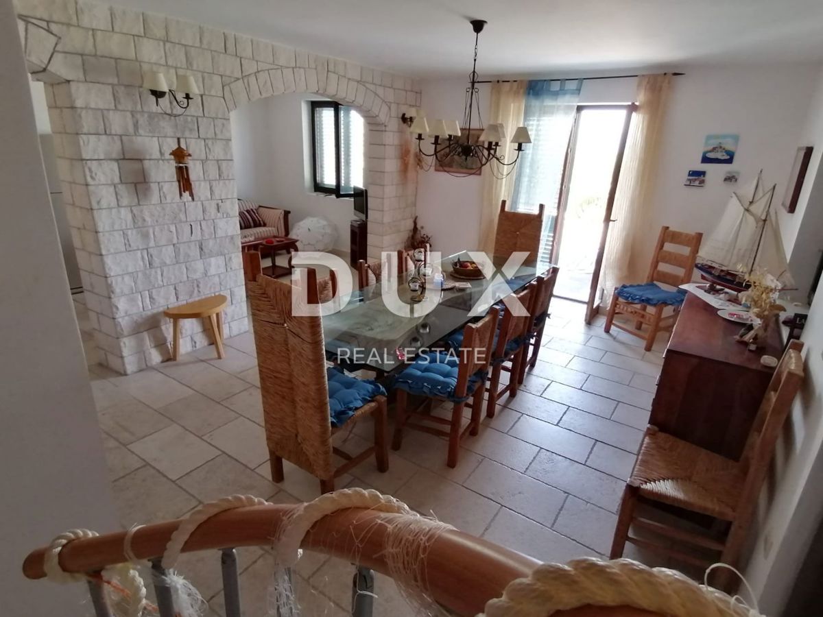 OTOK ŠOLTA - Čudovita kamnita hiša s pogledom na morje