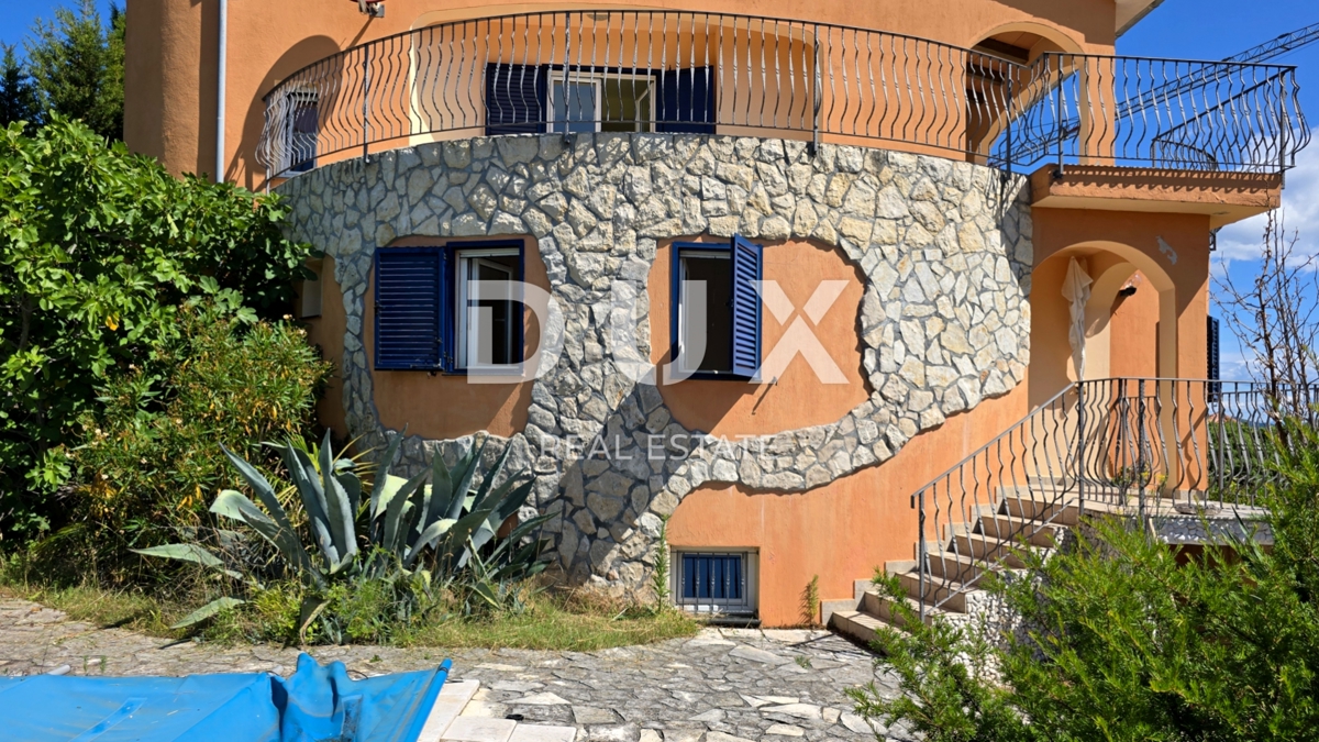 ISTRA, LABIN - Prostorna hiša z bazenom in pogledom na morje