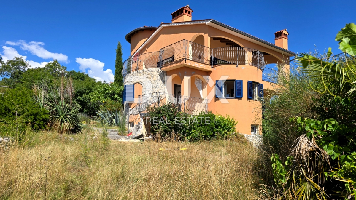 ISTRA, LABIN - Prostorna hiša z bazenom in pogledom na morje