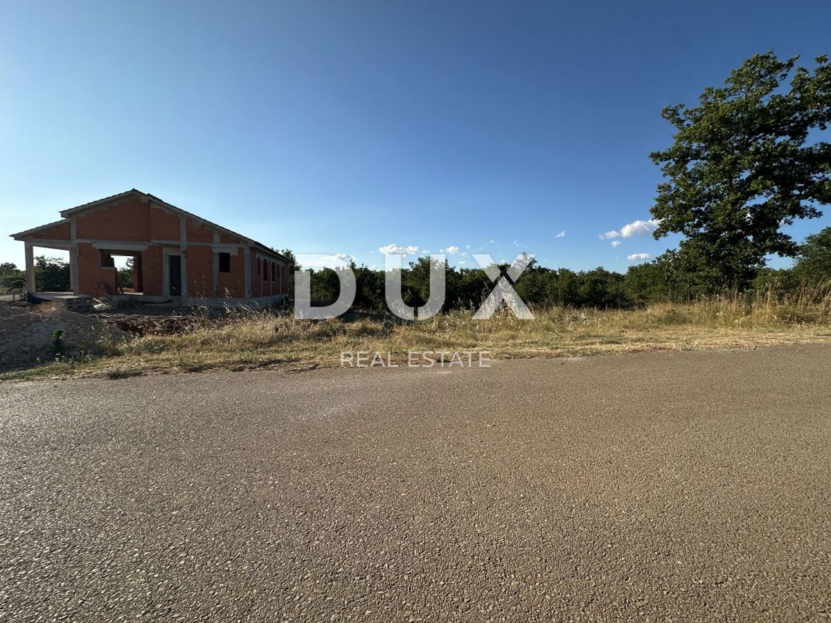 GALOVAC - Gradbeno zemljišče 800 m² - Očiščeno - Asfaltiran dovoz!