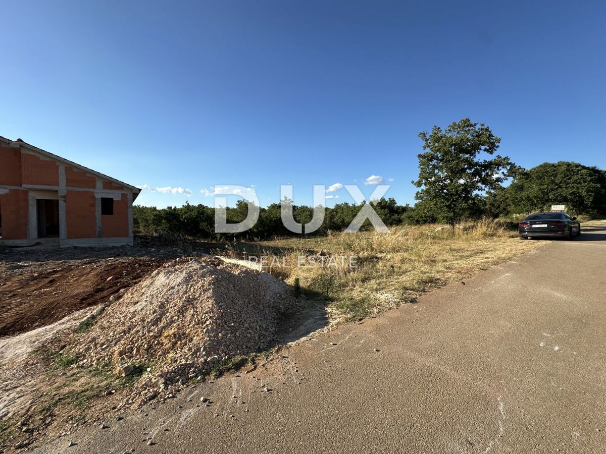 GALOVAC - Gradbeno zemljišče 800 m² - Očiščeno - Asfaltiran dovoz!