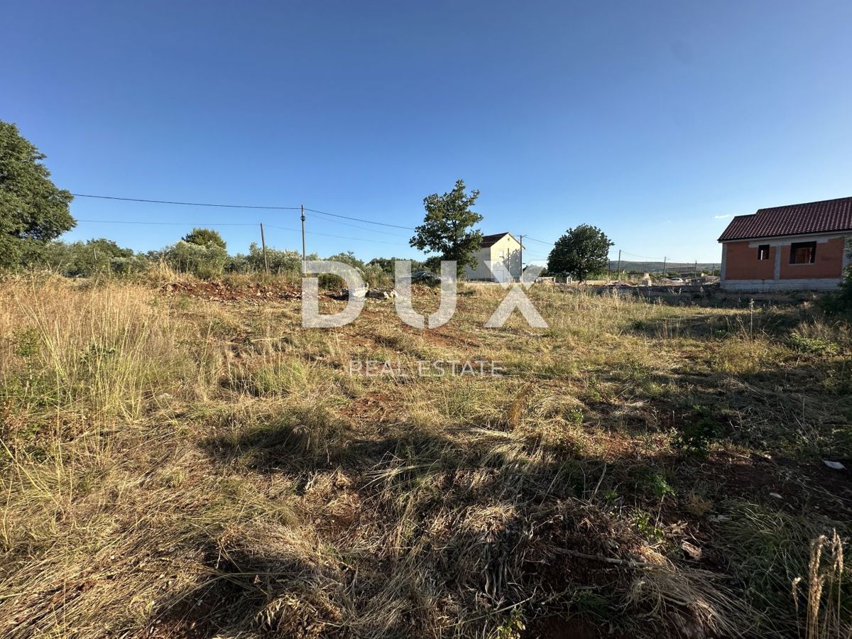 GALOVAC - Gradbeno zemljišče 800 m² - Očiščeno - Asfaltiran dovoz!