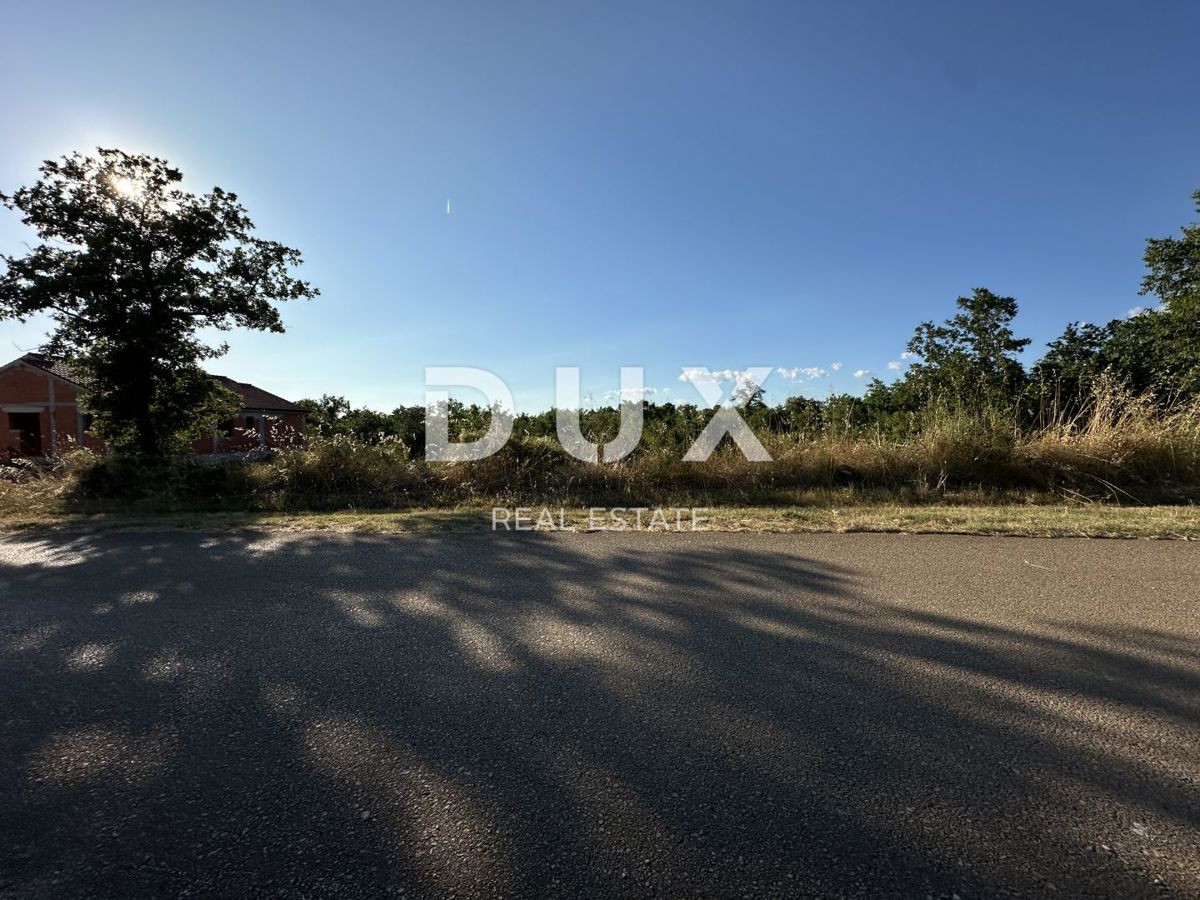 GALOVAC - Gradbeno zemljišče 800 m² - Očiščeno - Asfaltiran dovoz!
