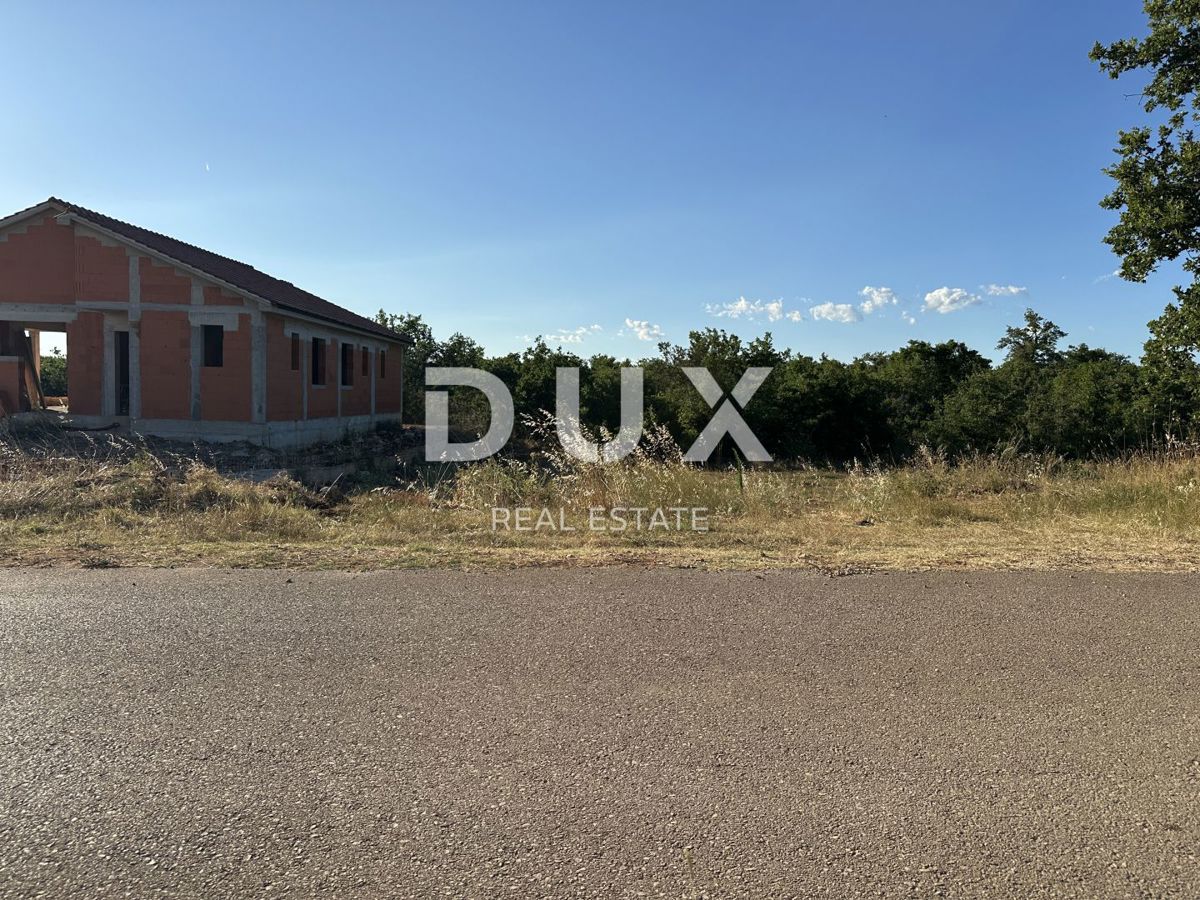 GALOVAC - Gradbeno zemljišče 800 m² - Očiščeno - Asfaltiran dovoz!