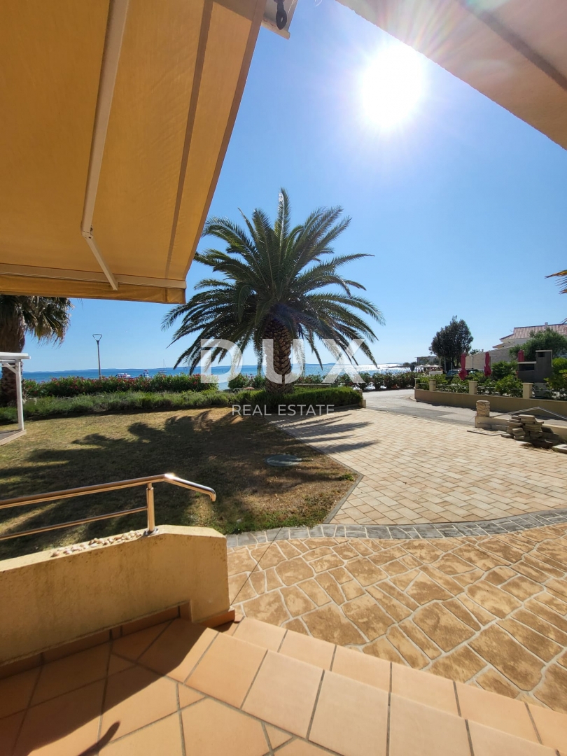 PRIVLAKA, ZADAR - EKSKLUZIVNA PRILOŽNOST - Apartma v 1. vrsti do morja!