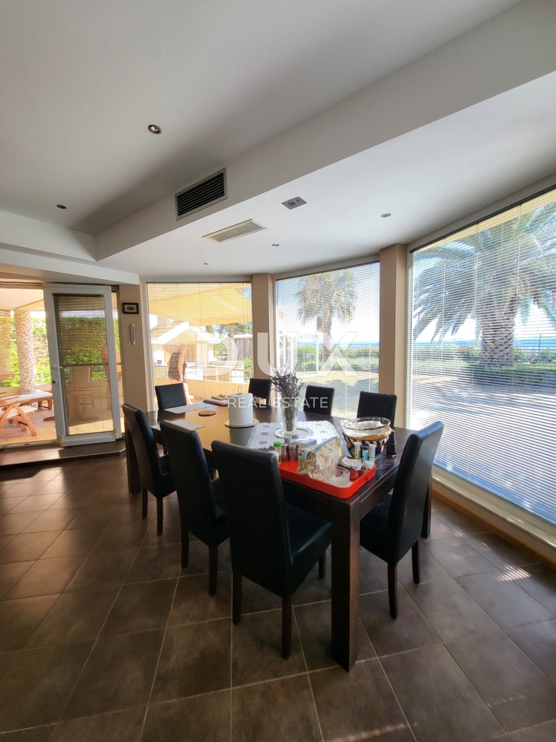 PRIVLAKA, ZADAR - EKSKLUZIVNA PRILOŽNOST - Apartma v 1. vrsti do morja!