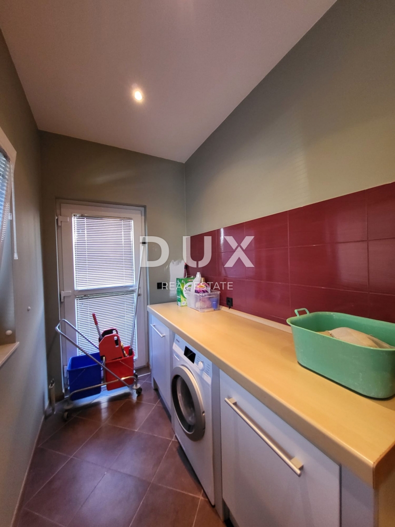 PRIVLAKA, ZADAR - EKSKLUZIVNA PRILOŽNOST - Apartma v 1. vrsti do morja!
